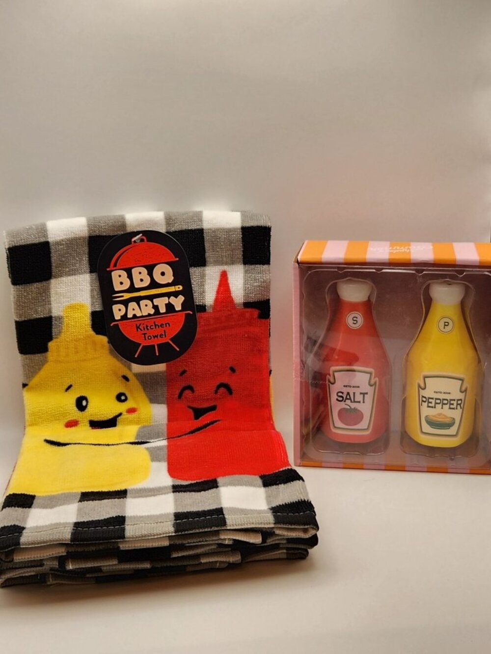 Kitchen Towels and Salt & Pepper shaker set NIB Ketchup & Mustard team Gift